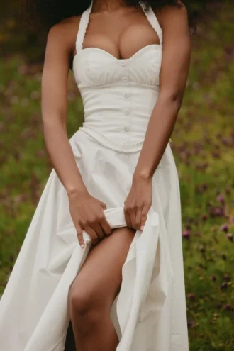 Georgie – Weißes Midi-Kleid aus Stretch-Baumwolle mit Neckholder-Ausschnitt