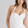 Georgie – Weißes Midi-Kleid aus Stretch-Baumwolle mit Neckholder-Ausschnitt Georgie – Weißes Midi-Kleid aus Stretch-Baumwolle mit Neckholder-Ausschnitt