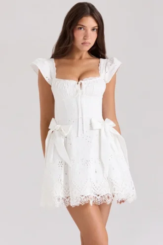 Giglio Weißes Minikleid mit Broderie-Anglaise-Rüschen