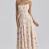 Gina Elfenbeinfarbenes, trägerloses Maxikleid mit süßem Pfingstrosen-Blumenprint Gina Elfenbeinfarbenes, trägerloses Maxikleid mit süßem Pfingstrosen-Blumenprint