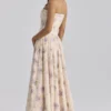 Gina Elfenbeinfarbenes, trägerloses Maxikleid mit süßem Pfingstrosen-Blumenprint Gina Elfenbeinfarbenes, trägerloses Maxikleid mit süßem Pfingstrosen-Blumenprint