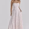 Gina Weißes Maxikleid aus Baumwolle mit Rosenprint Gina Weißes Maxikleid aus Baumwolle mit Rosenprint