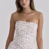 Gina Weißes Maxikleid aus Baumwolle mit Rosenprint Gina Weißes Maxikleid aus Baumwolle mit Rosenprint