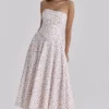 Gina Weißes Maxikleid aus Baumwolle mit Rosenprint Gina Weißes Maxikleid aus Baumwolle mit Rosenprint