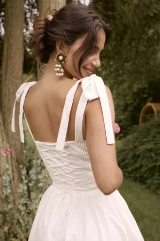 Hattie – Weißes Midi-Sommerkleid aus Baumwolle mit Biesen