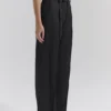 Hayden – Schwarze, weit geschnittene, taillierte Hose Hayden – Schwarze, weit geschnittene, taillierte Hose
