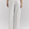 Hayden – Weiße, taillierte Hose mit Nadelstreifen und hoher Taille Hayden – Weiße, taillierte Hose mit Nadelstreifen und hoher Taille