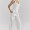 Hayden – Weiße, taillierte Hose mit Nadelstreifen und hoher Taille Hayden – Weiße, taillierte Hose mit Nadelstreifen und hoher Taille