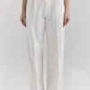 Hayden – Weiße, taillierte Hose mit Nadelstreifen und hoher Taille Hayden – Weiße, taillierte Hose mit Nadelstreifen und hoher Taille