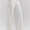 Hayden – Weiße, taillierte Hose mit Nadelstreifen und hoher Taille Hayden – Weiße, taillierte Hose mit Nadelstreifen und hoher Taille