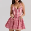 Heidi – Rotes Mini-Kleid aus Baumwolle mit Gingham-Muster und Neckholder-Ausschnitt Heidi – Rotes Mini-Kleid aus Baumwolle mit Gingham-Muster und Neckholder-Ausschnitt
