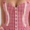 Heidi – Rotes Mini-Kleid aus Baumwolle mit Gingham-Muster und Neckholder-Ausschnitt Heidi – Rotes Mini-Kleid aus Baumwolle mit Gingham-Muster und Neckholder-Ausschnitt