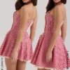 Heidi – Rotes Mini-Kleid aus Baumwolle mit Gingham-Muster und Neckholder-Ausschnitt Heidi – Rotes Mini-Kleid aus Baumwolle mit Gingham-Muster und Neckholder-Ausschnitt