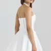 Heidi Weißes Stretch-Baumwoll-Minikleid mit Neckholder Heidi Weißes Stretch-Baumwoll-Minikleid mit Neckholder