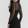 Holly Schwarzes Minikleid mit tiefem Ausschnitt Holly Schwarzes Minikleid mit tiefem Ausschnitt
