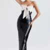 Holly – Schwarzes, trägerloses Pailletten-Kleid mit Schleife Holly – Schwarzes, trägerloses Pailletten-Kleid mit Schleife