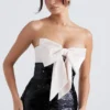 Holly – Schwarzes, trägerloses Pailletten-Kleid mit Schleife Holly – Schwarzes, trägerloses Pailletten-Kleid mit Schleife