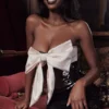 Holly – Schwarzes, trägerloses Pailletten-Kleid mit Schleife Holly – Schwarzes, trägerloses Pailletten-Kleid mit Schleife