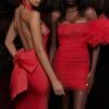 Ilaria Rotes Neckholder-Kleid mit Schleifen Ilaria Rotes Neckholder-Kleid mit Schleifen