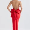 Ilaria Rotes Neckholder-Kleid mit Schleifen Ilaria Rotes Neckholder-Kleid mit Schleifen