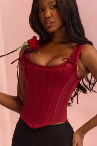 Iman Weinrotes Satin-Korsetts-Oberteil