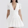Imani Weißes Minikleid mit Plissee und Broderie Anglais Imani Weißes Minikleid mit Plissee und Broderie Anglais