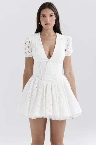 Imani Weißes Minikleid mit Plissee und Broderie Anglais