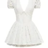 Imani Weißes Minikleid mit Plissee und Broderie Anglais Imani Weißes Minikleid mit Plissee und Broderie Anglais