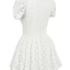 Imani Weißes Minikleid mit Plissee und Broderie Anglais Imani Weißes Minikleid mit Plissee und Broderie Anglais