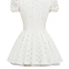 Imani Weißes Minikleid mit Plissee und Broderie Anglais Imani Weißes Minikleid mit Plissee und Broderie Anglais