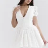 Imani Weißes Minikleid mit Plissee und Broderie Anglais Imani Weißes Minikleid mit Plissee und Broderie Anglais