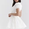 Imani Weißes Minikleid mit Plissee und Broderie Anglais Imani Weißes Minikleid mit Plissee und Broderie Anglais
