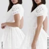 Imani Weißes Minikleid mit Plissee und Broderie Anglais Imani Weißes Minikleid mit Plissee und Broderie Anglais