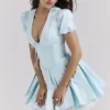 Imani Zartes blaues Satin-Plissee-Minikleid