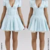 Imani Zartes blaues Satin-Plissee-Minikleid