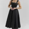 Isabeau Schwarzes Midi-Korsetts-Kleid aus strukturiertem Satin Isabeau Schwarzes Midi-Korsetts-Kleid aus strukturiertem Satin
