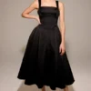 Isabeau Schwarzes Midi-Korsetts-Kleid aus strukturiertem Satin Isabeau Schwarzes Midi-Korsetts-Kleid aus strukturiertem Satin