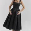 Isabeau Schwarzes Midi-Korsetts-Kleid aus strukturiertem Satin Isabeau Schwarzes Midi-Korsetts-Kleid aus strukturiertem Satin