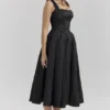 Isabeau Schwarzes Midi-Korsetts-Kleid aus strukturiertem Satin Isabeau Schwarzes Midi-Korsetts-Kleid aus strukturiertem Satin