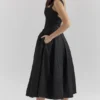 Isabeau Schwarzes Midi-Korsetts-Kleid aus strukturiertem Satin Isabeau Schwarzes Midi-Korsetts-Kleid aus strukturiertem Satin