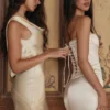 Isis – Maxikleid aus elfenbeinfarbenem Satin mit Korsetts Isis – Maxikleid aus elfenbeinfarbenem Satin mit Korsetts