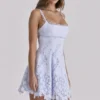Isla Bluebell Mini-Sommerkleid aus Broderie-Anglaise-Spitze Isla Bluebell Mini-Sommerkleid aus Broderie-Anglaise-Spitze