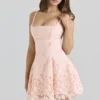 Isla Mini-Kleid aus pfirsichfarbener Broderie-Anglaise-Spitze