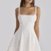 Isla Weißes Mini-Kleid mit maßgefertigter Broderie-Anglaise-Spitze Isla Weißes Mini-Kleid mit maßgefertigter Broderie-Anglaise-Spitze
