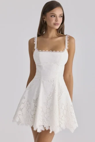 Isla Weißes Mini-Kleid mit maßgefertigter Broderie-Anglaise-Spitze