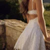 Isla Weißes Mini-Kleid mit maßgefertigter Broderie-Anglaise-Spitze Isla Weißes Mini-Kleid mit maßgefertigter Broderie-Anglaise-Spitze