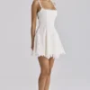 Isla Weißes Mini-Kleid mit maßgefertigter Broderie-Anglaise-Spitze Isla Weißes Mini-Kleid mit maßgefertigter Broderie-Anglaise-Spitze