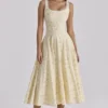 Jaime Midi-Sommerkleid aus Baumwolle mit Blumenprint in Zitronengelb und Schnürung Jaime Midi-Sommerkleid aus Baumwolle mit Blumenprint in Zitronengelb und Schnürung