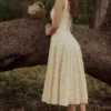 Jaime Midi-Sommerkleid aus Baumwolle mit Blumenprint in Zitronengelb und Schnürung Jaime Midi-Sommerkleid aus Baumwolle mit Blumenprint in Zitronengelb und Schnürung