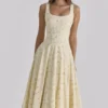 Jaime Midi-Sommerkleid aus Baumwolle mit Blumenprint in Zitronengelb und Schnürung Jaime Midi-Sommerkleid aus Baumwolle mit Blumenprint in Zitronengelb und Schnürung